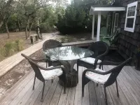 Charming coastal cottage, short walk to both beach and bay, pet friendly!