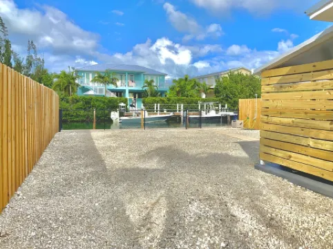 Waterfront Bliss: Stylish Canal-Front Retreat , Spacious Yard