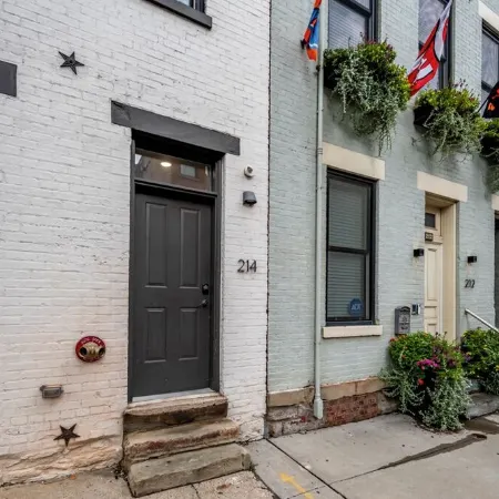 OTR, 1blk to TQL, Cali King Bed, Sleeps 4, Free Light Rail, 58in TVs, Wifi