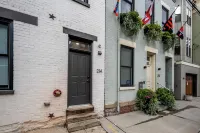 OTR, 1blk to TQL, Cali King Bed, Sleeps 4, Free Light Rail, 58in TVs, Wifi - شقق