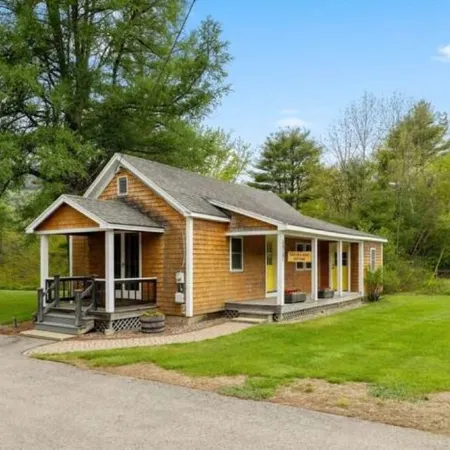 Cozy 4 season waterfront cottage in the white mountains on the bearcamp river!