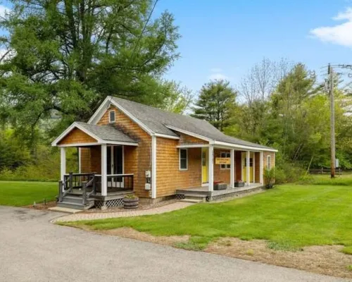 Cozy 4 season waterfront cottage in the white mountains on the bearcamp river! Hotels in Ossipee