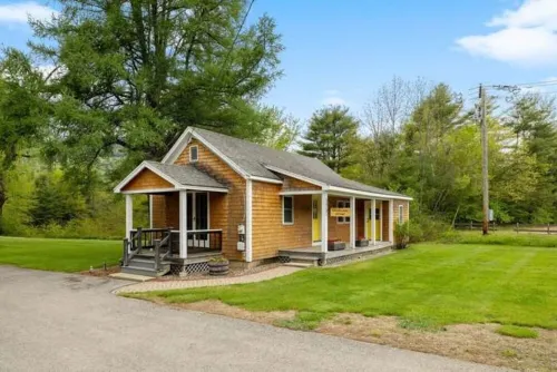 Cozy 4 season waterfront cottage in the white mountains on the bearcamp river!