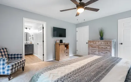 Gorgeous remodeled home in Harbor Springs with Hot tub Отели рядом с достопримечательностью «Понд Хилл Фарм»