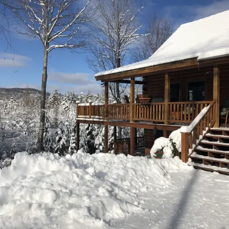 Gorgeous White Mountain Log Home in Franconia - Hike, Bike, Golf, Ski and More!