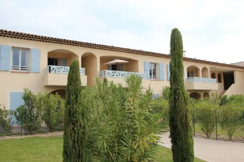 Apartment in St Rémy de Provence in charming residence at the foot of the Alpilles