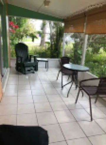 Cozy bungalow in charming Bay Point subdivision 2 minutes to Nokomis beach. 諾科米斯酒店