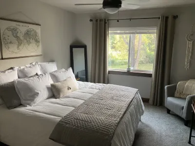 Downtown Townhouse + Bikes Hotels near River's Edge Natural Area