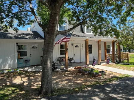 The Rosa Linda 2 blocks to Historic Downtown Square. Centrally located.