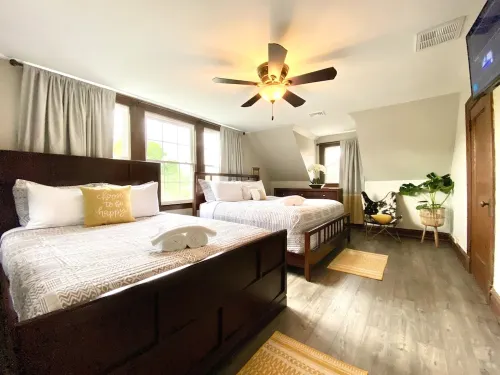 Safe & Trendy Historic Midtown 3rd Floor Riverview Apartment