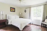 Hillside Cottage w/ Chef's Kitchen miles from Seattle Hotels in Issaquah