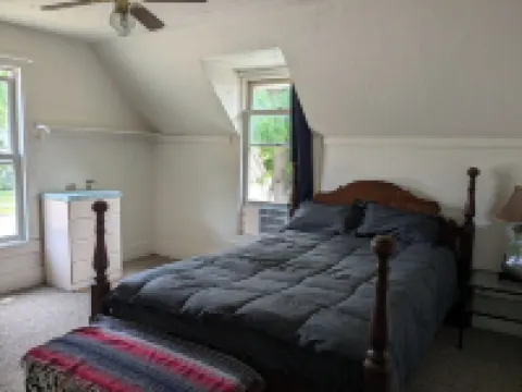 Cozy 2-bedroom apartment with WiFi, AC in welcoming Spring Green