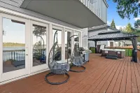 Waterfront home with Hot Tub and breathtaking Mt Rainier view Hotel dekat Evergreen State College