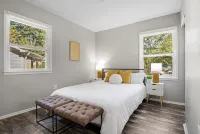 Retro Resort Inspired Home 7 Min From DT Raleigh
