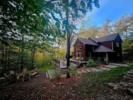 Modern Home in the Mountains- within walking distance to ski slopes!