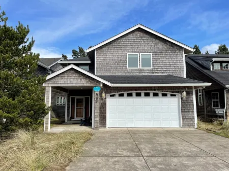 Modern Luxury Pacific City - Sleeps 12, Hot Tub, Pet Friendly, Playstation 5