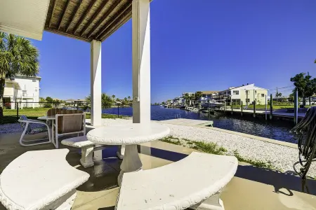 Gulf Sunset View on Deep Water Canal minutes from Weeki Wachee Springs Отели в г. Эрнандо-Бич