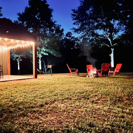 Cozy cabin w/ private pond & firepit. 3 miles to lake & 12 to Crater of Diamonds