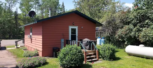 Bear Den Cabin a quaint non smoking cabin  Single Bedroom- Sleeps 4 Comfortably - 무료 와이파이