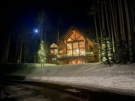 SKI-IN/ SKI-OUT WITH GORGEOUS MOUNTAIN VIEWS!