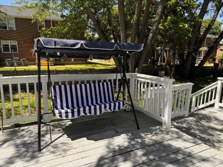 Lovely 3Br with free parking/King bed and patio-5 min from beach