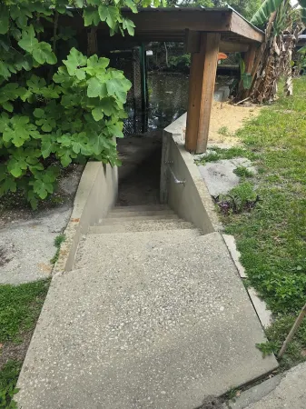 Waterfront Chassahowitzka River 2/2, sleeps 6, pet friendly, 8 kayaks, fishing! Отели рядом с достопримечательностью «Get Up and Go Kayaking - The Chaz»