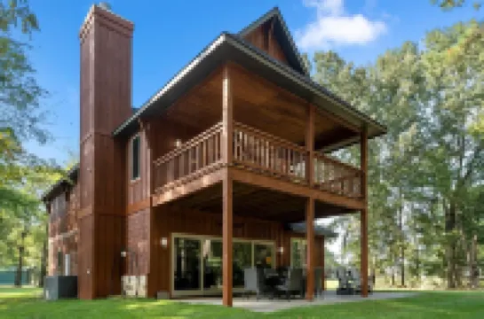 Luxury Cabin, 500’ Lake Front, 3 Acre Property on Lake Bob Sandlin!