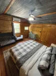 Cabin at the Cove. A hidden cabin walking distance to a private cove.