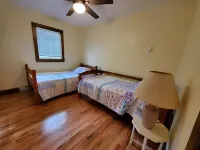 New Lakeside Cottage 5 minutes from great hiking with large deck and lake view