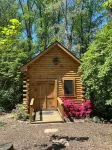 Tiny House / Log Cabin in beautiful wooded urban setting