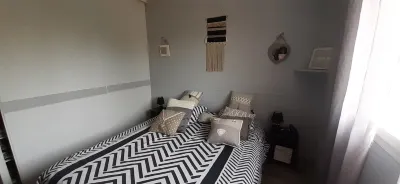 Villa T3 Ares on wooded plot 500 m2 close to Bassin d'Arcachon beach (2km) Camping Goëlands附近的飯店