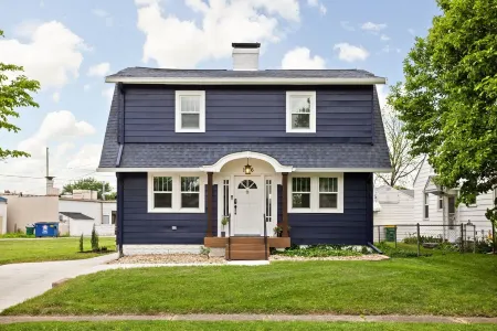 Indy Speedway Retreat: King Beds & Near Downtown