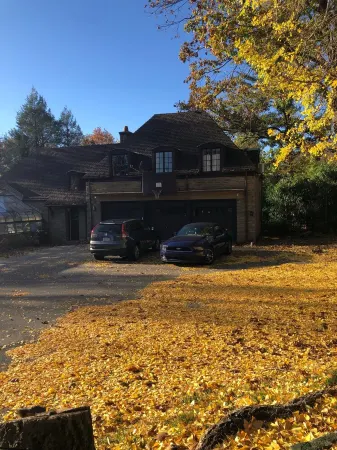 Charming Carriage house apartment in prime  location + Free Parking