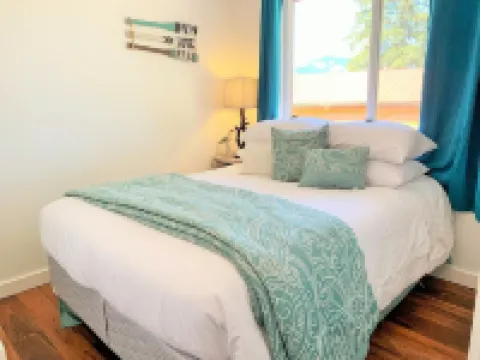 Lake Nahwatzel Resort, Cabin #2, Shared Dock just steps away! Now with WIFI!