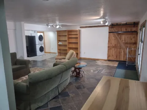 Very quiet ground floor basement apartment in the country, big outdoor space,!!! 酒店