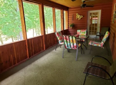 Beautiful cabin style home backing up on the White River!