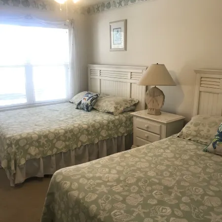 On canal. 3 minute walk from beach! 5 minutes from everything!!