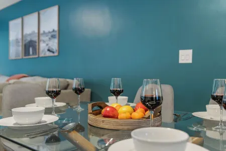 Remodeled & Spacious! KingBeds, HotTub, Firepit, GameRm, HugeBackyard, Mtn Views Отели рядом с достопримечательностью «Китайски ресторант "Китайски квартал"»