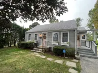 Cheerful, Newly Renovated Cottage close to Newport w/ hot tub!