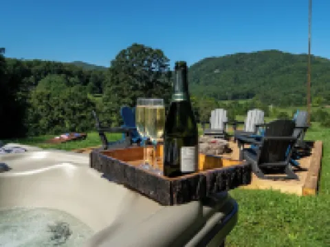 NEW!! Amazing Views & 2 porches. 2 Dens. Fire Pit. Hot Tub. Game Room. Smart TVs Hotels in Watauga