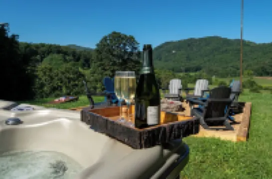 NEW!! Amazing Views & 2 porches. 2 Dens. Fire Pit. Hot Tub. Game Room. Smart TVs