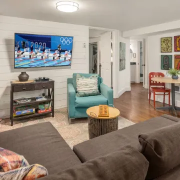 Private 5 Star One Bedroom Bungalow near the Airport/Ocean and 15 min to Seattle
