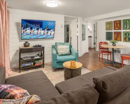 Private 5 Star One Bedroom Bungalow near the Airport/Ocean and 15 min to Seattle Hotels in Burien