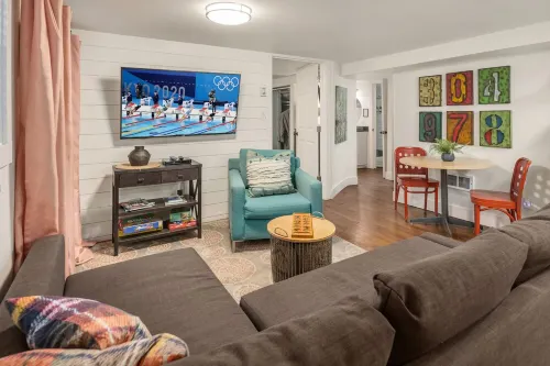 Private 5 Star One Bedroom Bungalow near the Airport/Ocean and 15 min to Seattle