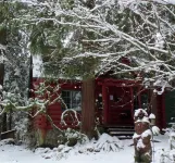 Laughing Bear Log Cabin, historical, sleeps 8, full kitchen, 2 dining areas!!