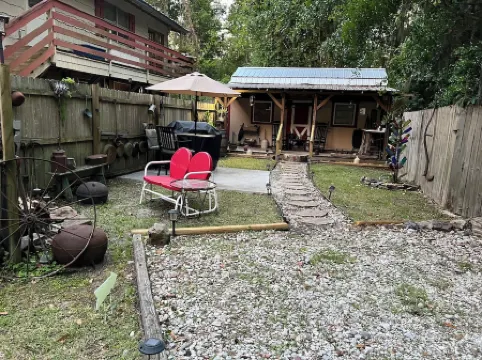 Cozy 200 ft tiny house with WiFi, AC, located in nature and close to so much.