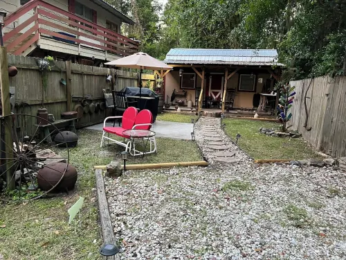 Cozy 200 ft tiny house with WiFi, AC, located in nature and close to so much.