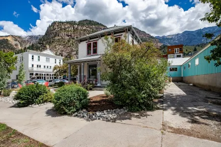 Kick Back & Relax. Tastefully restored 1902 Historic Home. Family friendly!