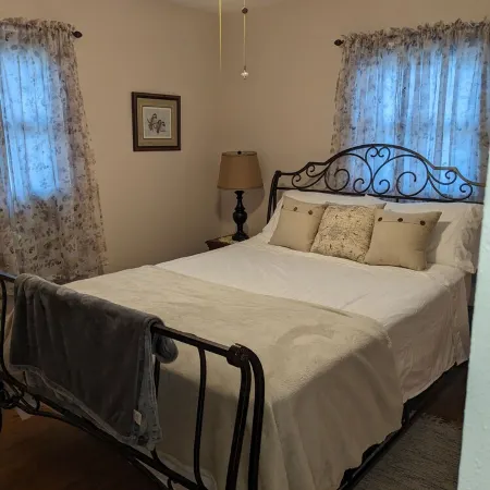 Cozy 4 bedroom relax atmosphere enjoy beauty of bluff country  driftless region