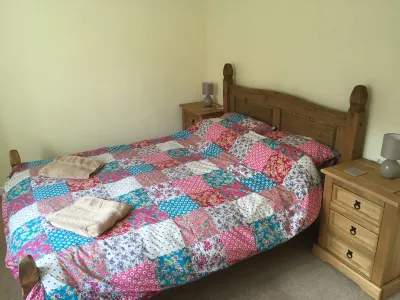 A terraced mews cottage close to the banks of the River Wye with beautiful views 住宿飯店
